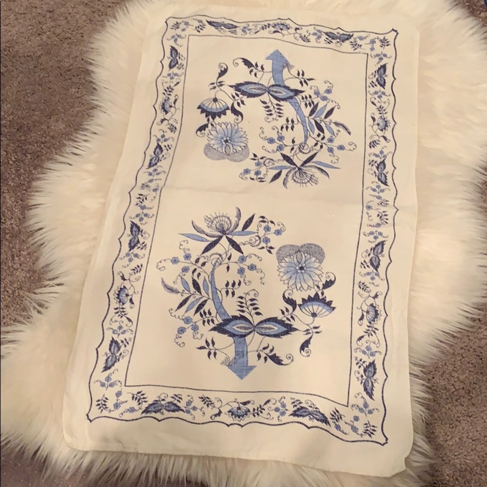 VINTAGE ONE OF A KIND MEISSEN BLUE ONION RUNNER